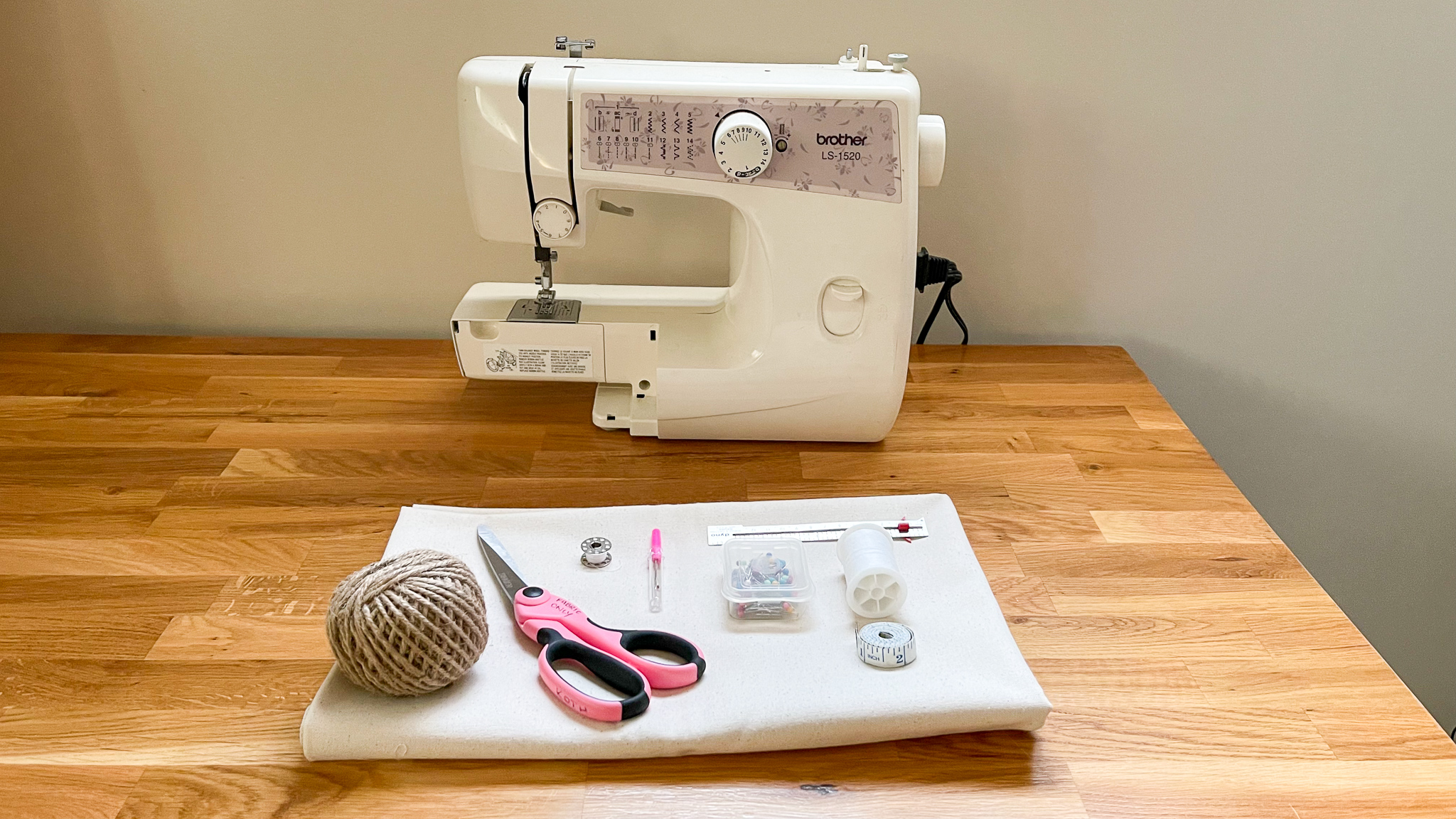 Simplay3's garden seat diy: sewing machine with supplies listed above set before it. 