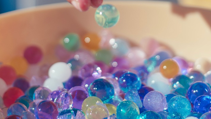 Simplay3's sensory sandbox ideas: water orbs that kids play with in a bowl 
