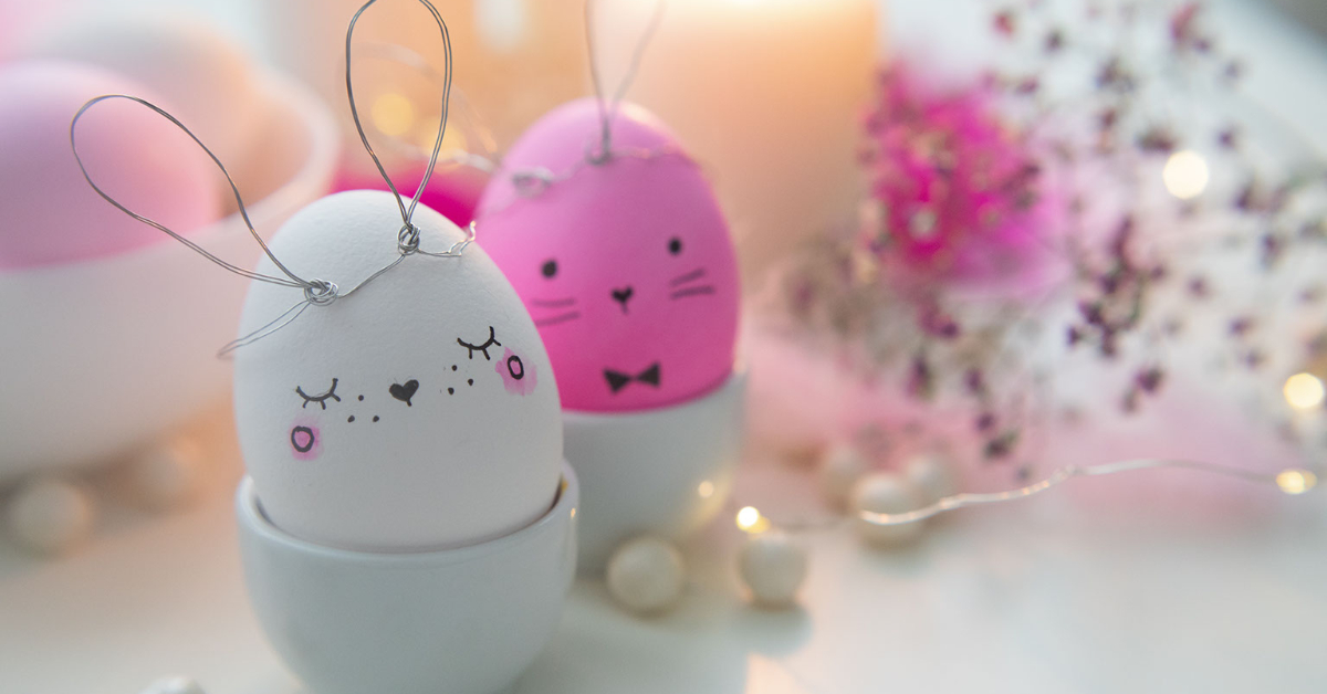 Simplay3's easy & unique ways to dye easter eggs: a white egg and a pink egg with bunny ears made from wire atop their heads