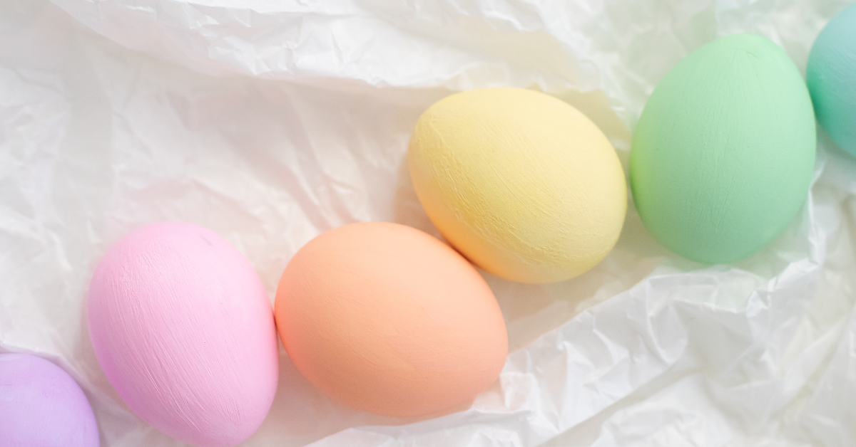 Simplay3's easy & unique ways to dye easter eggs: line of  pastel eggs arranged on a white background
