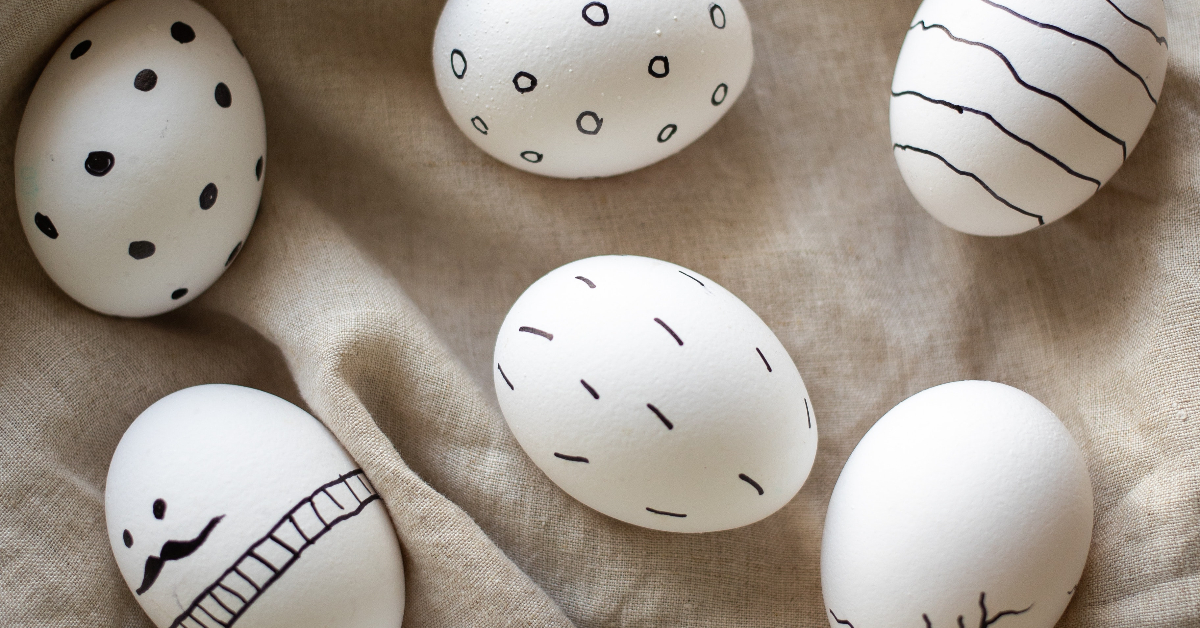 Simplay3's easy & unique ways to dye easter eggs: Eggs with permanent marker patterns and faces on them